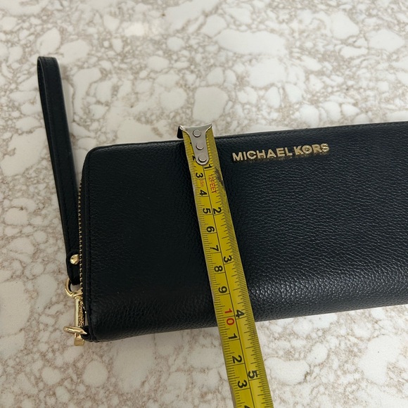 Michael Kor ladies black zip wallet. New WOT. Beautiful wallet with hand strap. - Picture 11 of 15
